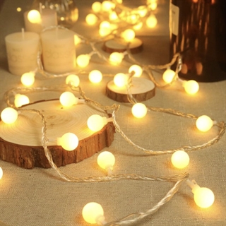 USB-drevet lyskæde med kirsebærkugler 